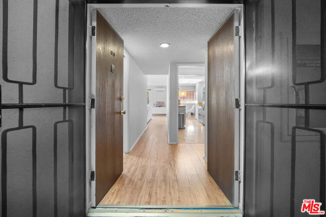 5950 Buckingham, Culver City CA: https://media.crmls.org/mediaz/c4dd68a3-0bd6-48c8-8204-102fd404d048.jpg