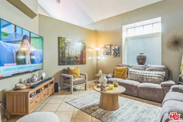 16230 Trailwinds Drive, Fontana CA: https://media.crmls.org/mediaz/c4def98a-de7e-4904-a476-5d8c844c909f.jpg