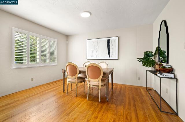 1232 E 20Th St, Oakland CA: https://media.crmls.org/mediaz/c4df9da0-b1fe-4a3d-96da-1d9aa1e66fe5.jpg