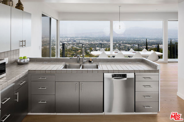 3268 Wrightwood Drive, Studio City CA: https://media.crmls.org/mediaz/c4e095ea-38ab-4d7e-abbb-790b6aeabd3c.jpg