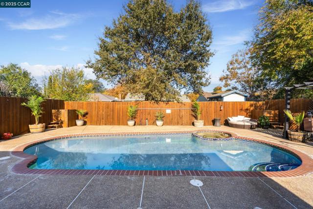 2941 Crawford St, Concord CA: https://media.crmls.org/mediaz/c4e15ac2-0429-41fb-add7-355b0bd21285.jpg