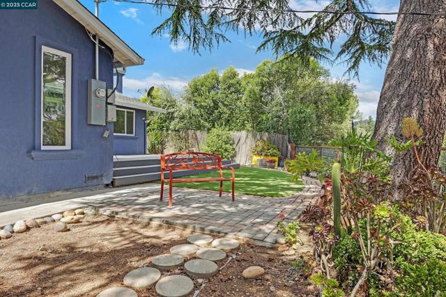 1952 Montclair Court, Walnut Creek CA: https://media.crmls.org/mediaz/c4e1da38-1c5f-4728-b647-c6d85ecd0246.jpg