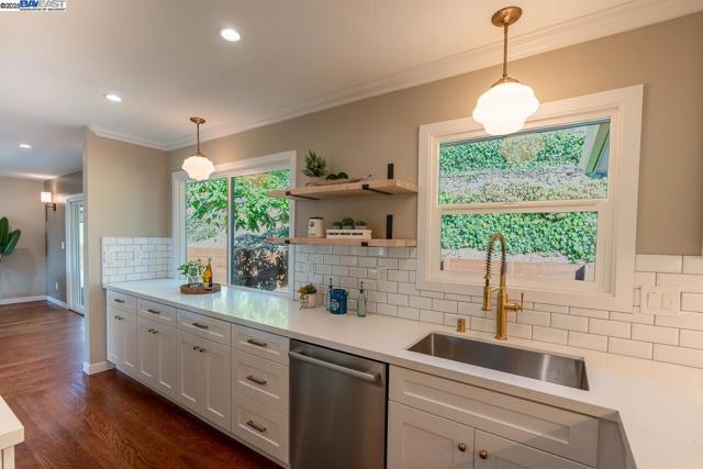 2818 Steinmetz Way, Oakland CA: https://media.crmls.org/mediaz/c4e21c4e-e56f-4b3f-9816-cf809c1d2c69.jpg