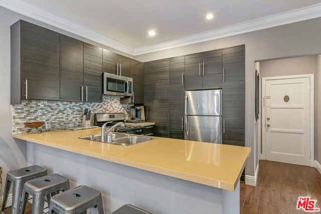 7223 Willoughby Avenue, Los Angeles CA: https://media.crmls.org/mediaz/c4e228ff-dacc-4b35-9e57-f2088833f4ed.jpg