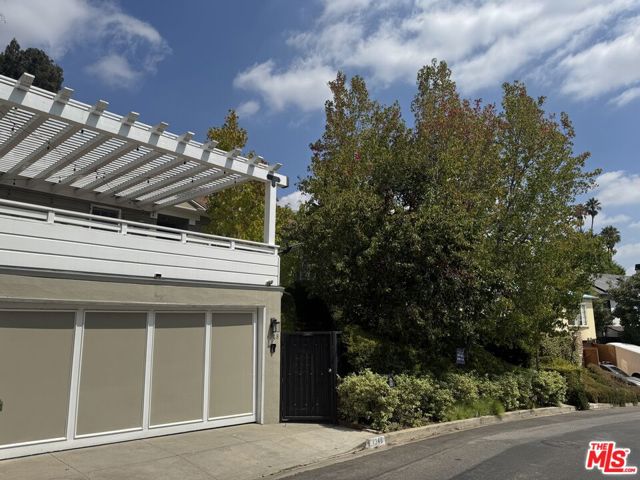 1348 Londonderry Place, Los Angeles CA: https://media.crmls.org/mediaz/c4e23074-cf9a-4c96-86b8-c2c545474ab3.jpg