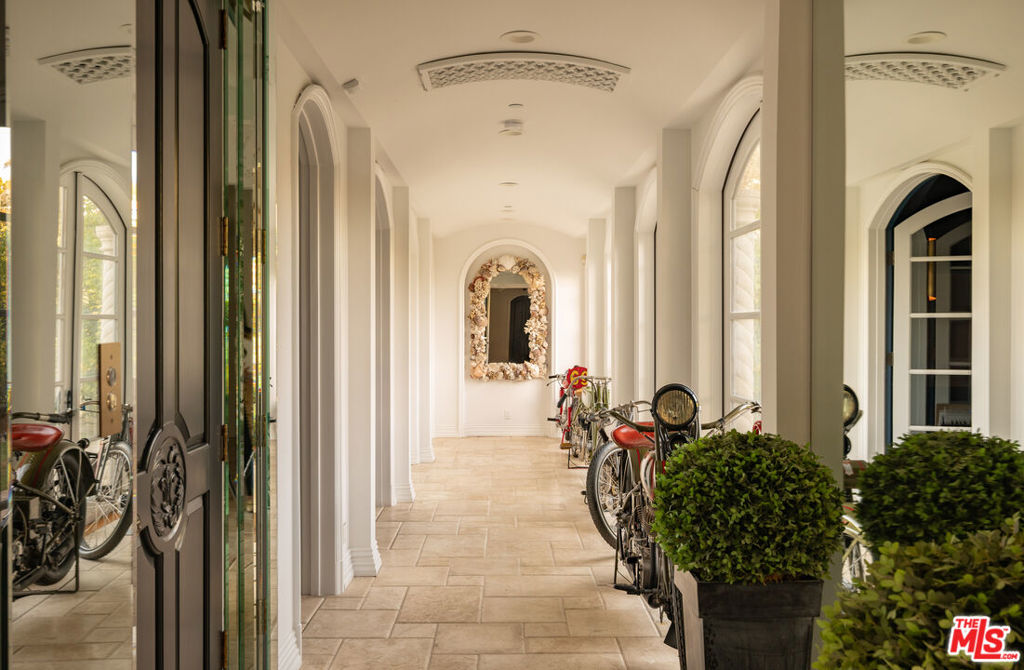 https://media.crmls.org/mediaz/c4e249be-7992-4cc3-abdf-de7562715597.jpg?preset=X-Large