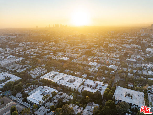 949 N Kings Road, West Hollywood CA: https://media.crmls.org/mediaz/c4e25968-3632-4dfd-a3f0-a9a2eded52a3.jpg