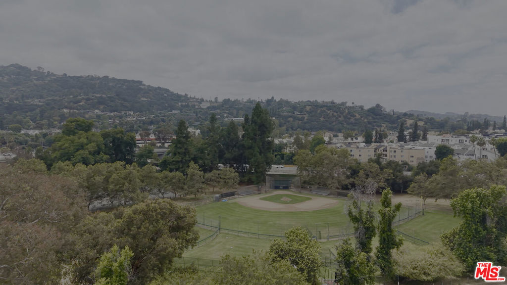 https://media.crmls.org/mediaz/c4e26423-5709-44ed-a311-709ee1914526.jpg?preset=X-Large