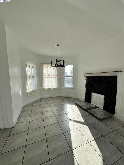 1725 96Th Ave, Oakland CA: https://media.crmls.org/mediaz/c4e26bee-bb3c-4d42-81fb-3fe4658ed47d.jpg