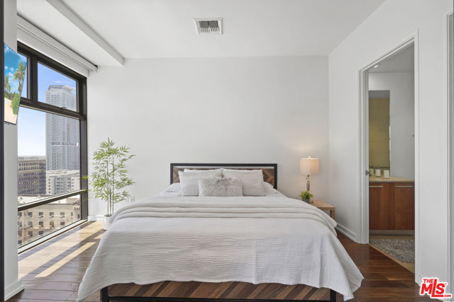 801 S Grand Avenue, Los Angeles CA: https://media.crmls.org/mediaz/c4e2e912-0944-49e8-b875-d665587d5bee.jpg