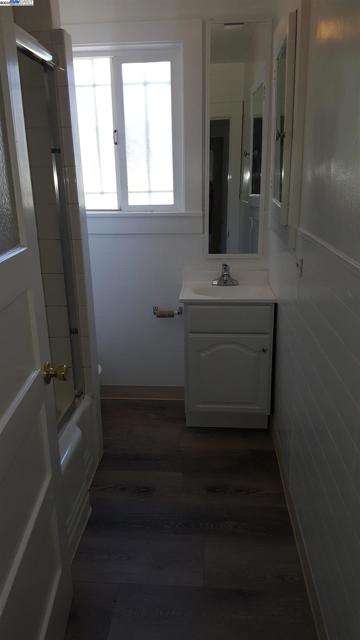 4056 Santa Rita St, Oakland CA: https://media.crmls.org/mediaz/c4e32a87-1193-4368-a18b-35e1b262c0a5.jpg