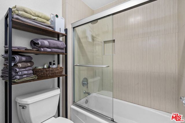 200 N Swall Drive, Beverly Hills CA: https://media.crmls.org/mediaz/c4e3ef2d-36db-4ded-9966-061be8fd95bd.jpg