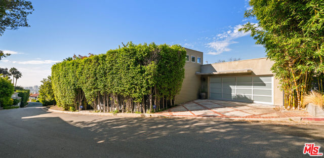 1415 Summitridge Drive, Beverly Hills CA: https://media.crmls.org/mediaz/c4e50799-6029-4daa-8880-757d673a13a3.jpg