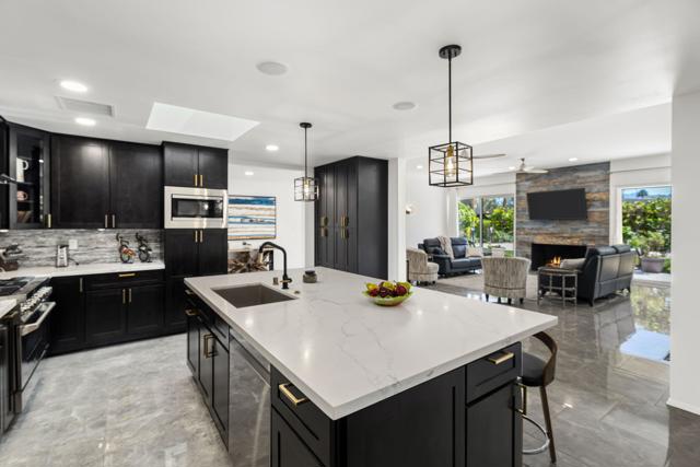 1 Temple Court, Rancho Mirage CA: https://media.crmls.org/mediaz/c4e54036-6d9c-4c9e-9230-0491652434a5.jpg