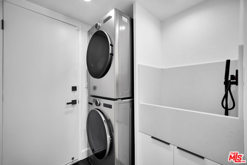 https://media.crmls.org/mediaz/c4e5710e-dd52-4f72-bed7-67c84e92dd78.jpg?preset=X-Large
