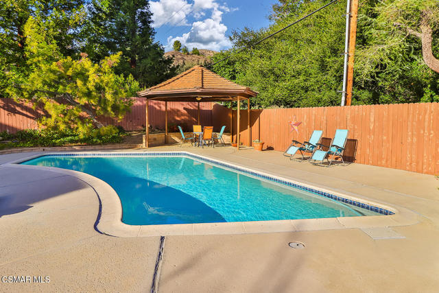5260 Edgeware Drive, Calabasas CA: https://media.crmls.org/mediaz/c4e69018-177f-4926-9724-4bd12c4bf8d2.jpg