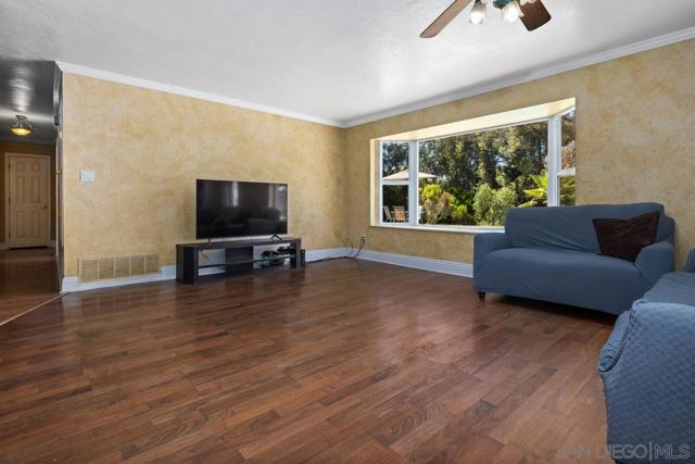 1140 Cloverleaf Dr, El Cajon CA: https://media.crmls.org/mediaz/c4e6b553-66f3-45e6-8ced-f08c39673ab8.jpg