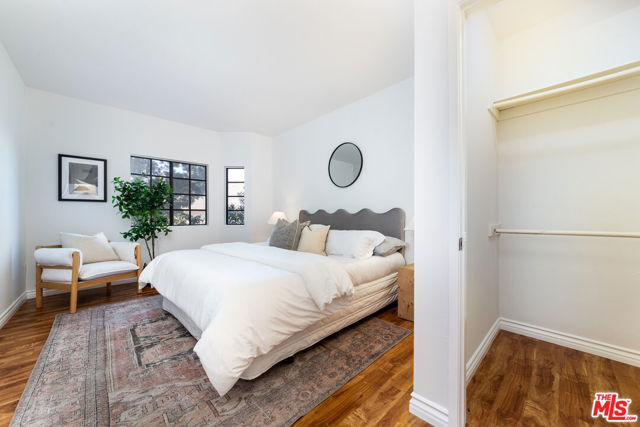 17914 Magnolia Boulevard, Encino CA: https://media.crmls.org/mediaz/c4e77c60-fa41-4ef3-b630-6d55835c703b.jpg