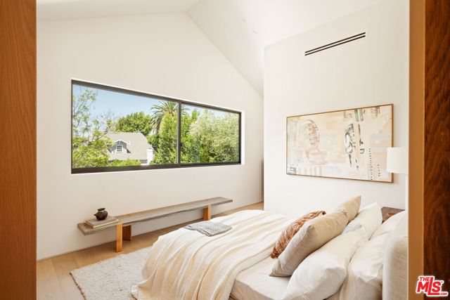 636 N Laurel Avenue, Los Angeles CA: https://media.crmls.org/mediaz/c4e8132c-2b92-4b7f-b2a9-fe98344f6995.jpg