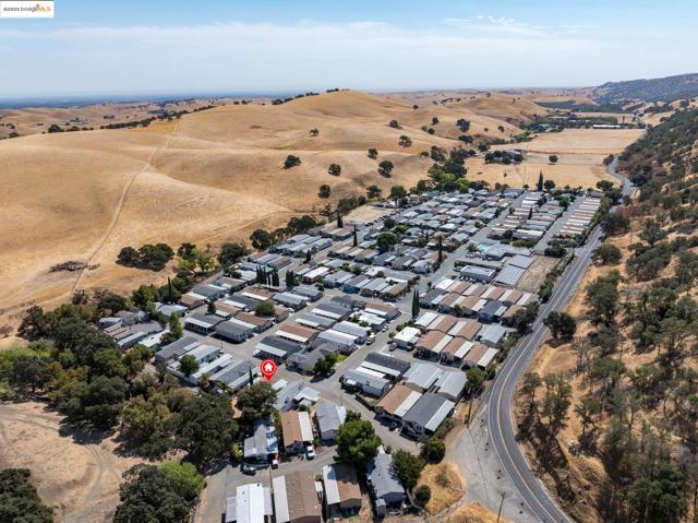 16711 Marsh Creek Rd, Clayton CA: https://media.crmls.org/mediaz/c4e823e7-867b-4590-9238-e786be12e469.jpg