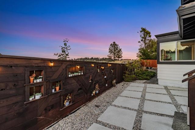 11550 Skyline Boulevard, Oakland CA: https://media.crmls.org/mediaz/c4e8ac3c-255e-4a9e-ab20-b09fe0cd7ee7.jpg