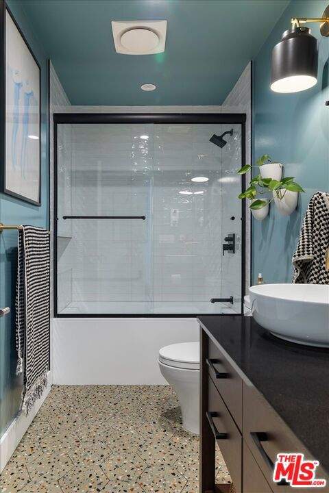 3225 Rowena Avenue, Los Angeles CA: https://media.crmls.org/mediaz/c4ea2edf-68cb-43f9-9a37-c5997669feb3.jpg