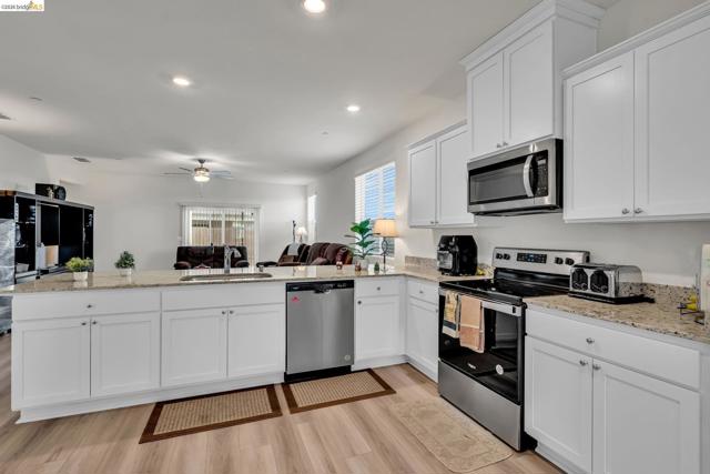 2087 Stars Dr, Rio Vista CA: https://media.crmls.org/mediaz/c4ea5fe4-6b77-4785-b785-9a926bfa411a.jpg