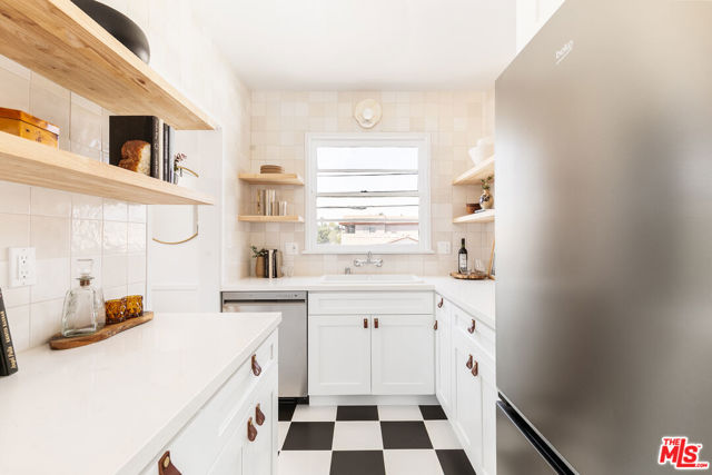 519 1/2 Rose Avenue, Venice CA: https://media.crmls.org/mediaz/c4ec186a-d514-41b0-9e5f-7b3d5a850202.jpg