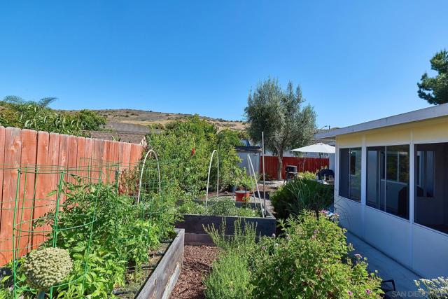 12835 Reo Real Dr, Poway CA: https://media.crmls.org/mediaz/c4ec54d0-bbf3-4f2b-a0e0-c6e9bbd08fdf.jpg
