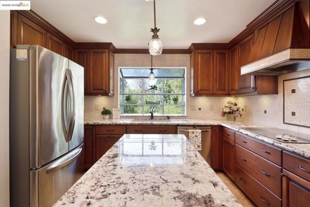 3196 Sudbury RD, Cameron Park CA: https://media.crmls.org/mediaz/c4ed8458-d142-4e7f-9634-8088427eb37c.jpg