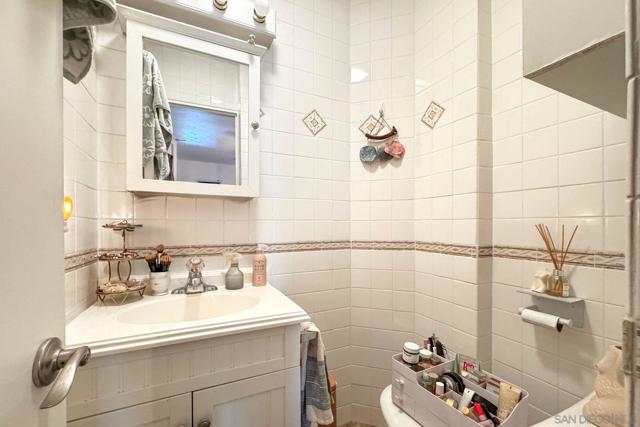 1852 Locust St, San Diego CA: https://media.crmls.org/mediaz/c4ee4bee-3e76-4348-b7fc-907900c3a0ed.jpg
