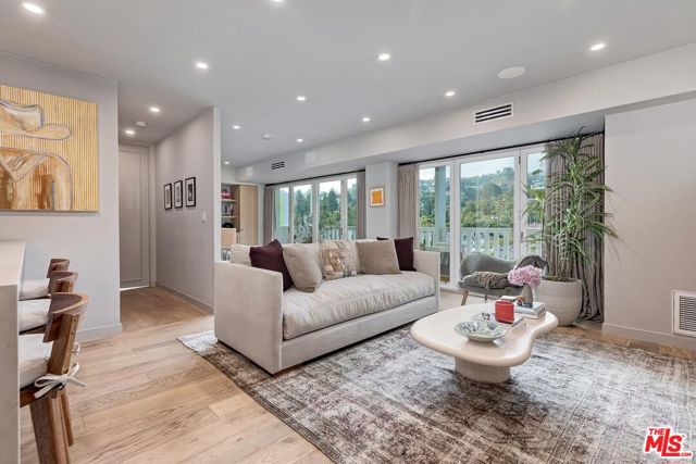 999 Doheny Drive, West Hollywood, California 90069, 2 Bedrooms Bedrooms, ,2 BathroomsBathrooms,Condominium,For Sale,Doheny,24407417