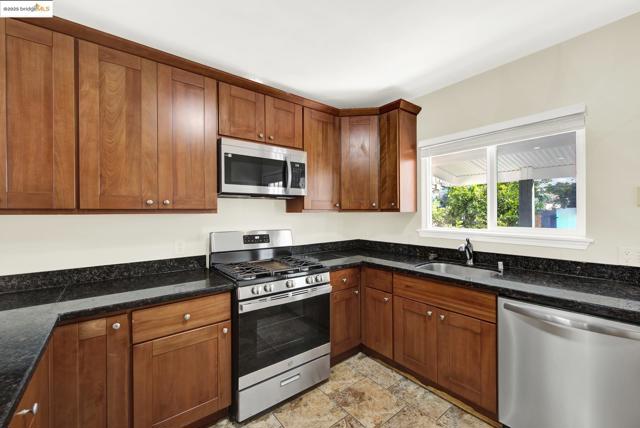 1232 78Th Ave, Oakland CA: https://media.crmls.org/mediaz/c4eea69e-17ad-4a6f-8d58-c6d08b70de8b.jpg