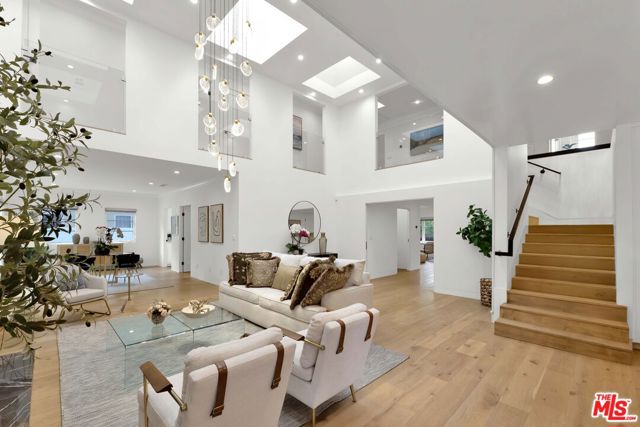 602 S Lucerne Boulevard, Los Angeles CA: https://media.crmls.org/mediaz/c4f0526d-65ed-4d18-b401-18616f8b7460.jpg