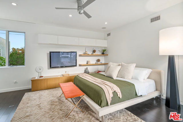 714 California Avenue, Venice CA: https://media.crmls.org/mediaz/c4f18b74-f392-4cbf-8d70-7d7ebf29ac78.jpg
