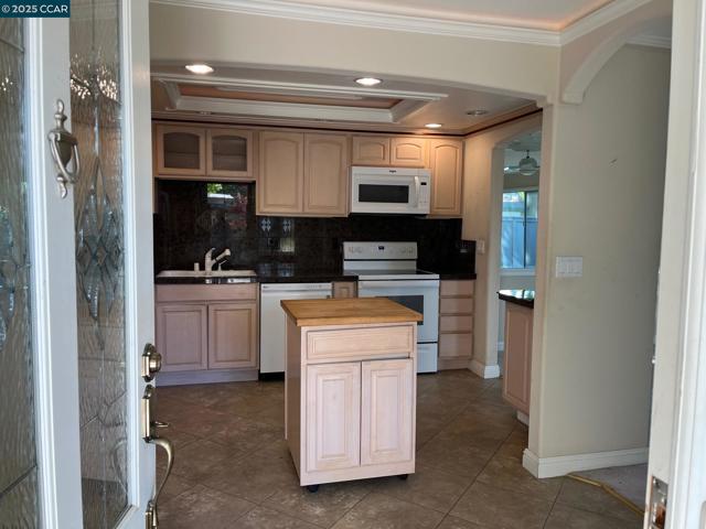 1201 Golden Rain Road, Walnut Creek CA: https://media.crmls.org/mediaz/c4f1e827-e686-4095-8ad1-7d55409c9f50.jpg