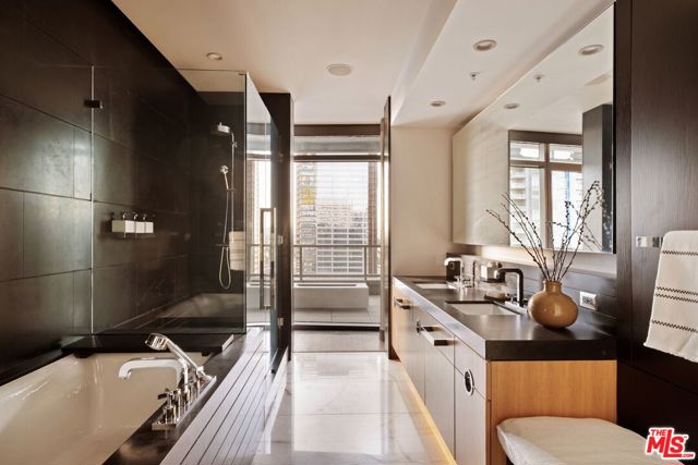 1155 S Grand Avenue, Los Angeles CA: https://media.crmls.org/mediaz/c4f1ffb9-36c3-4886-97b3-7d4875ab6351.jpg