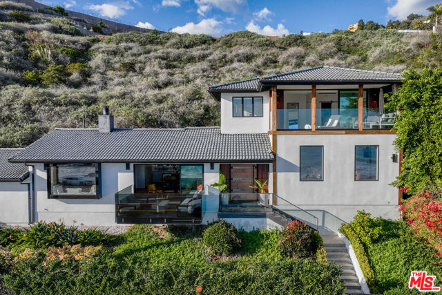 21715 Rambla Vista, Malibu CA: https://media.crmls.org/mediaz/c4f2d7b9-44b0-4e04-9140-c703c8893185.jpg