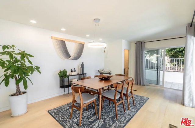 21349 Rambla Vista, Malibu CA: https://media.crmls.org/mediaz/c4f2e307-3dcb-4fee-8188-04a66fe46d1b.jpg