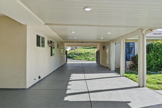39255 De Luz Rd, Fallbrook CA: https://media.crmls.org/mediaz/c4f331ea-607a-4489-9018-91cb6ce626b6.jpg
