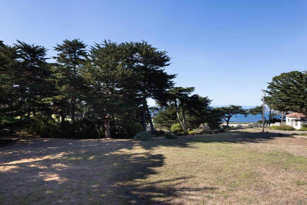 https://media.crmls.org/mediaz/c4f352e0-97a1-4e0f-9e02-9a2b106ea2e2.jpg?preset=X-Large