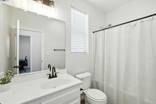 2501 Aimonetti ave, Sacramento CA: https://media.crmls.org/mediaz/c4f4a5dd-f4df-4bec-a729-a033e41c2e0e.jpg