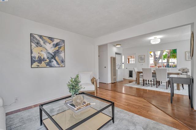 3780 Somerset Ave, Castro Valley CA: https://media.crmls.org/mediaz/c4f58966-82cf-4558-924b-4952c74078aa.jpg