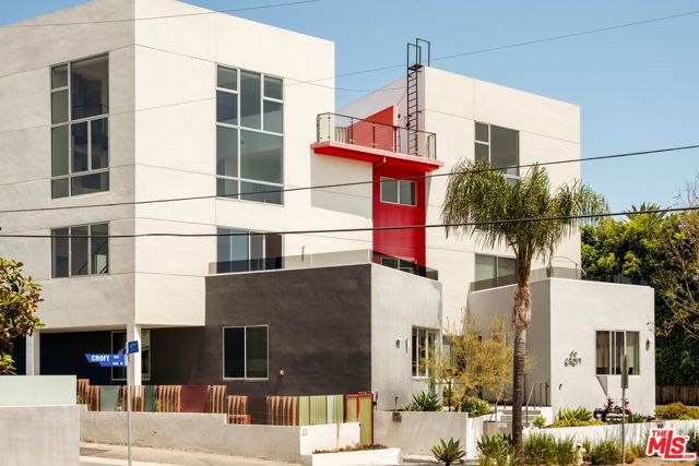616 N Croft Avenue, West Hollywood CA: https://media.crmls.org/mediaz/c4f5d61e-9eb8-4d35-8236-99b4df4ef9c0.jpg