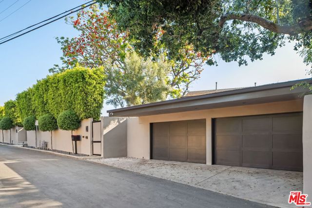 7840 Torreyson Drive, Los Angeles CA: https://media.crmls.org/mediaz/c4f5f96c-377e-4921-9ad7-b1460391190f.jpg