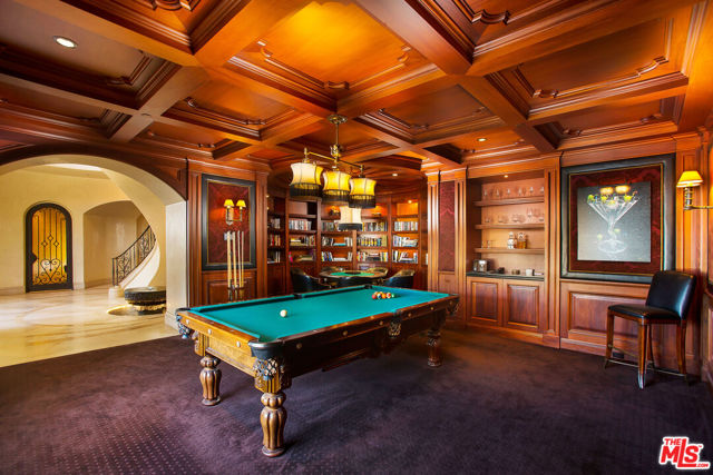 10066 Cielo Drive, Beverly Hills CA: https://media.crmls.org/mediaz/c4f6104d-adc2-4bb8-8d40-ec67993ca5aa.jpg