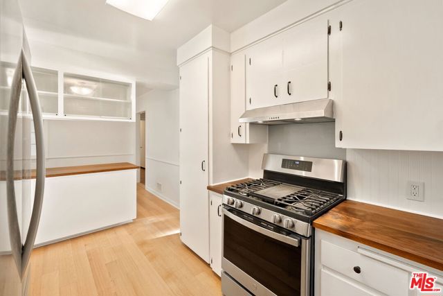 440 24th Street, Santa Monica CA: https://media.crmls.org/mediaz/c4f6f874-6cf7-4440-a26a-75f7410525ac.jpg