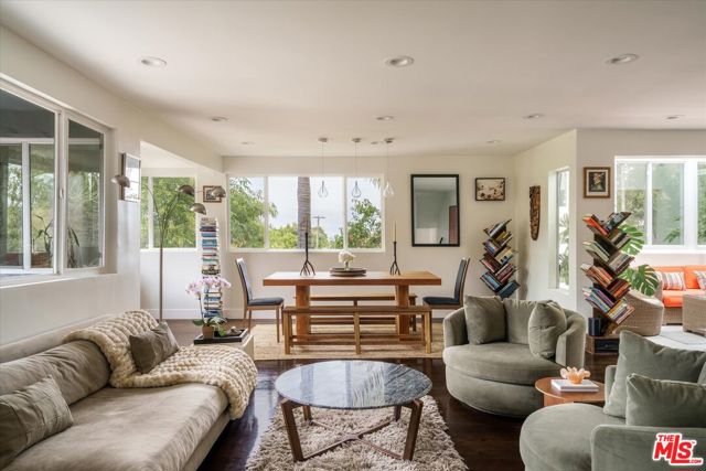 11372 Brill Drive, Studio City CA: https://media.crmls.org/mediaz/c4f81a2c-7c99-4dd4-b478-476f42517544.jpg