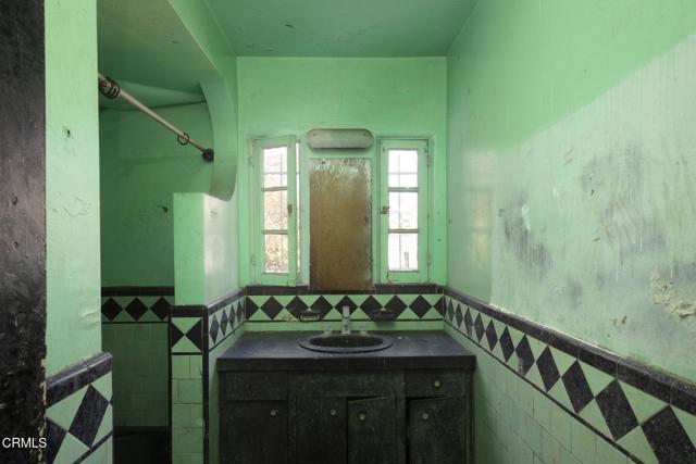 Detail Gallery Image 10 of 20 For 4523 W 18th St, Los Angeles,  CA 90019 - 2 Beds | 1 Baths