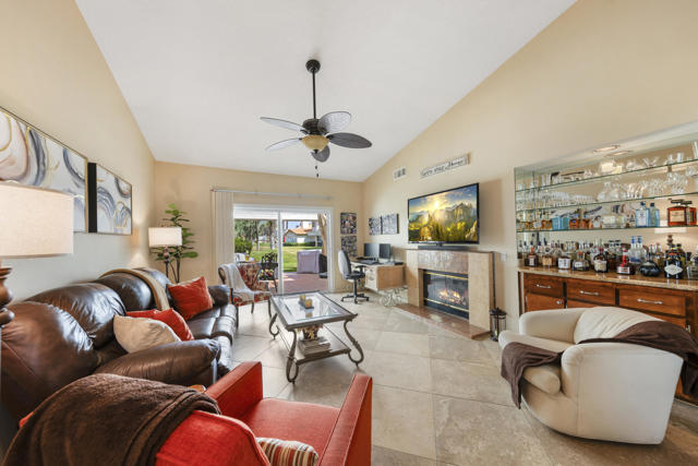 182 Desert Falls Circle, Palm Desert CA: https://media.crmls.org/mediaz/c4fae3a5-295d-498f-8612-fa40a0b6f29f.jpg